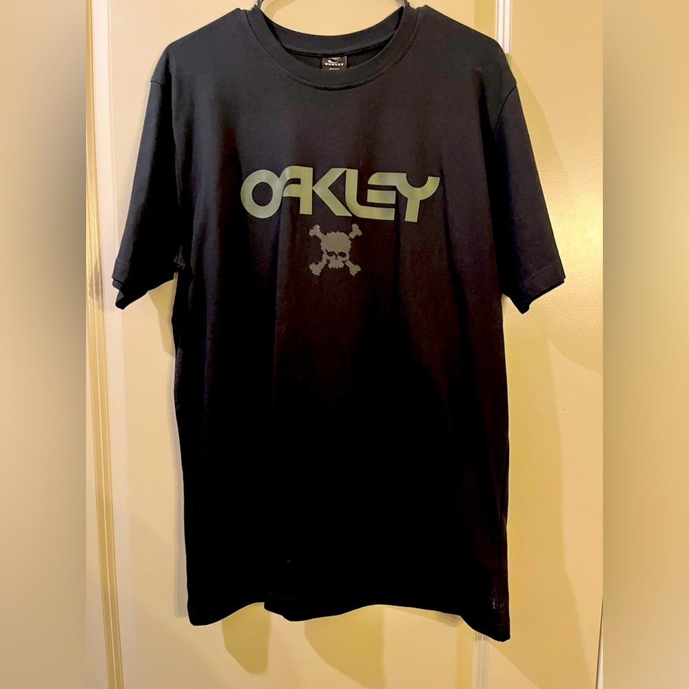 SOLD! OAKLEY black short sleeve t-shirt - Picture 2 of 8